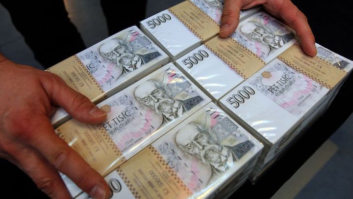 Centrální banka posílá do oběhu novou pětitisícikorunu. Ponese letopočet 2023