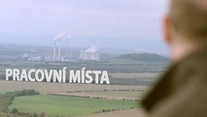 Bohuslav Sobotka shlíží do severočeské krajiny, záběr z volebního klipu ČSSD z roku 2013.