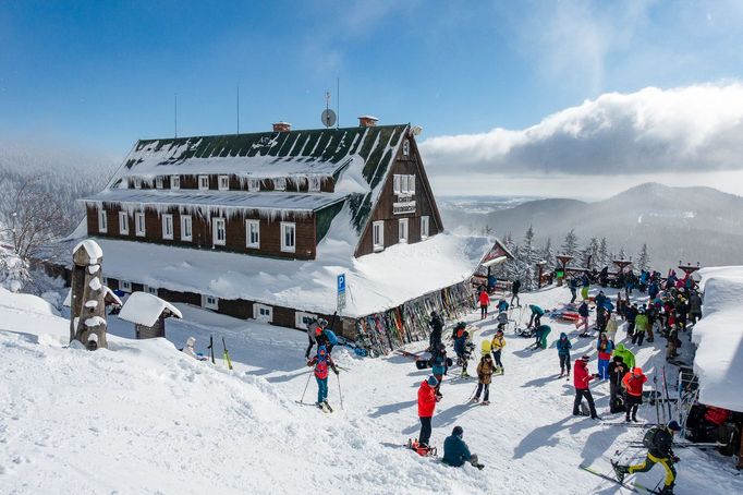 Horská chata Dvoračky v obležení skialpinistů během zimního období v Krkonoších. Fotografie z roku 2021