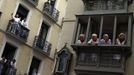 People wait to see the statue of San Fermin, patron saint of the San Fermin festival, being carried through the streets during a procession in his honour in Pamplona July 7, 2012. San Fermin is believed to protect the hundreds of runners that participate in the running of the bulls. REUTERS/Susana Vera (SPAIN - Tags: SOCIETY RELIGION) Published: Čec. 7, 2012, 12:11 odp.