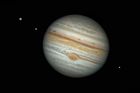 Damian Peach: Jupiterova rodina. Druhé místo v kategorii Planety, komety a asteroidy.  Na snímku je vidět Jupiter společně se jeho třemi největšími měsíci planety. Na samotném Jupiteru je dobře patrná slavná Velká rudá skvrna a mnoho dalších skvrn a bouří.