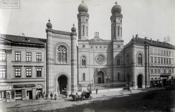 Velká synagoga v Budapešti na snímku z roku 1900