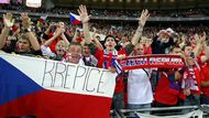 "Vysoký jalovec, vysoký jako já,...," zpívali čeští fanoušci ve Wembley. Ani výsledek 2:2 jim přes nádech hořkosti v hlase nakonec nebránil slavit i po zápase. Český národní tým předvedl na domácím hřišti Anglie pěknou podívanou.