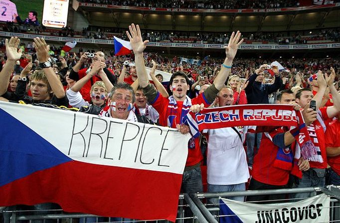 "Vysoký jalovec, vysoký jako já,...," zpívali čeští fanoušci ve Wembley. Ani výsledek 2:2 jim přes nádech hořkosti v hlase nakonec nebránil slavit i po zápase. Český národní tým předvedl na domácím hřišti Anglie pěknou podívanou.