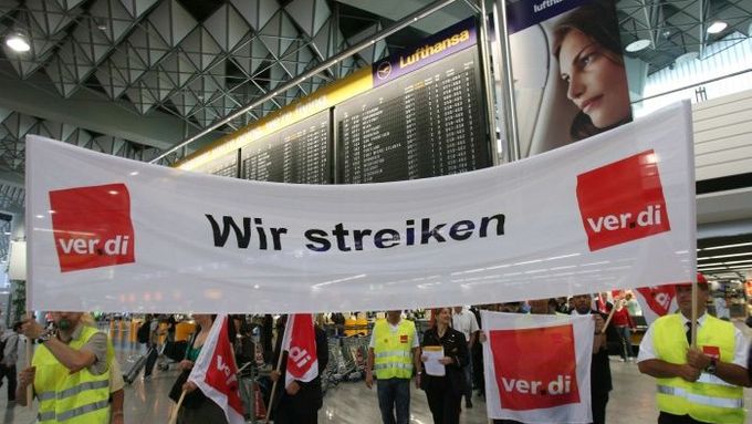 Stávka pozemního i palubního personálu německé letecké společnosti Lufthansa začala v pondělí o půlnoci.