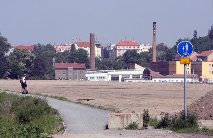 Cykostezka na protipovodňovém valu rozděluje pozemek na dvě části