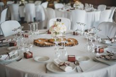 Nevěsta zrušila svatbu, na hostinu za půl milionu pozvala místní bezdomovce