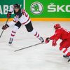 Owen Power a Sergej Tolčinskij ve čtvrtfinále Rusko - Kanada na MS 2021