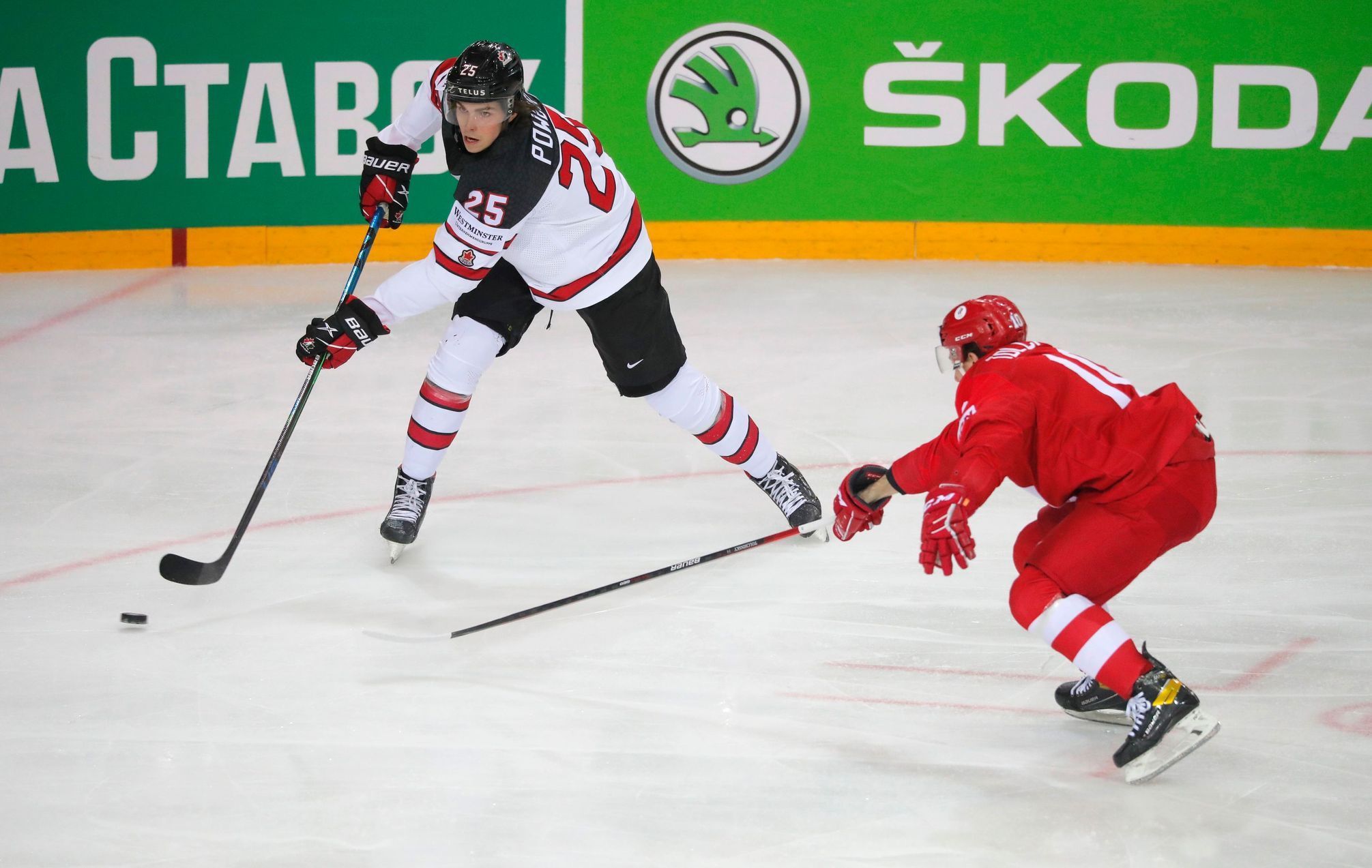 Owen Power a Sergej Tolčinskij ve čtvrtfinále Rusko - Kanada na MS 2021