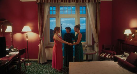 Alena Doláková, Sara Venclovská and Eliška Soukupová in the film Hello, Welcome.