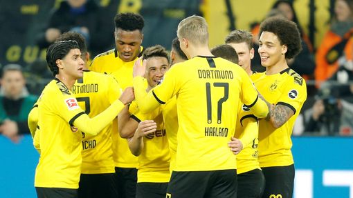 Bundesliga 2019/20, Dortmund - Frankfurt: Hráči Dortmundu oslavují gól.