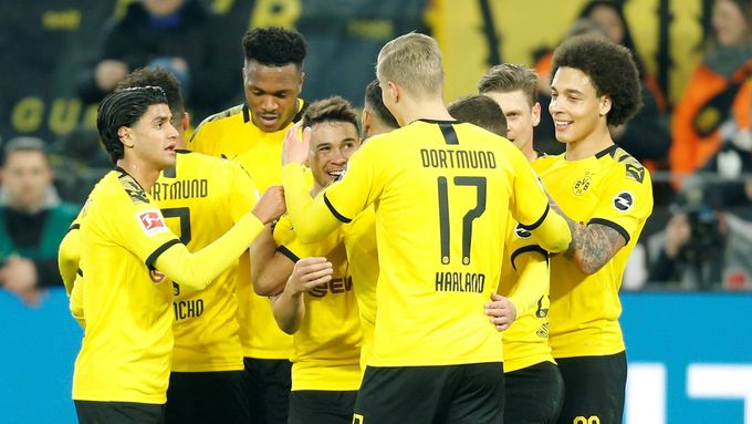 Fotbalisté Dortmundu slaví gól v síti Frankfurtu.
