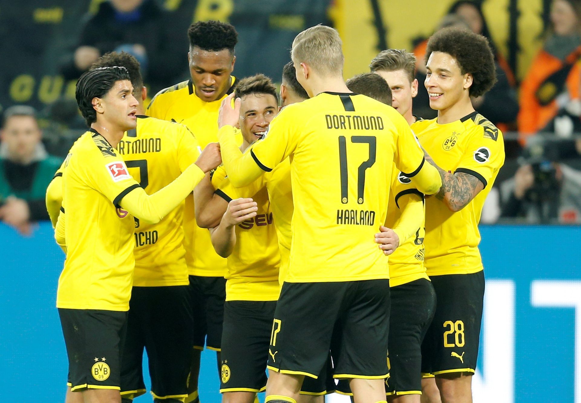 Bundesliga 2019/20, Dortmund - Frankfurt: Hráči Dortmundu oslavují gól
