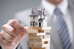 Hypotéky čeká přísné omezení. ČNB zavádí dvě nová opatření, vlastní bydlení bude méně dostupné