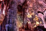 Lehamanovy jeskyně, Nevada / USA Další významnou raritou jsou vápencové formace vytvořené v Lehmanových jeskyních. Tyto jeskynní komory jednoznačně patří k nejúžasnějším na světě. Nacházejí se v národním parku Great Basin v Nevadě, USA. Jeskyně získaly své jméno po svém objeviteli Absalomu Lehmanovi, který je v roce 1885 objevil.