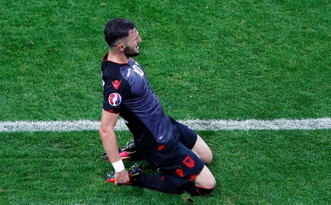 Euro 2016, Rumunsko-Albánie: Armando Sadiku slaví gól na 0:1