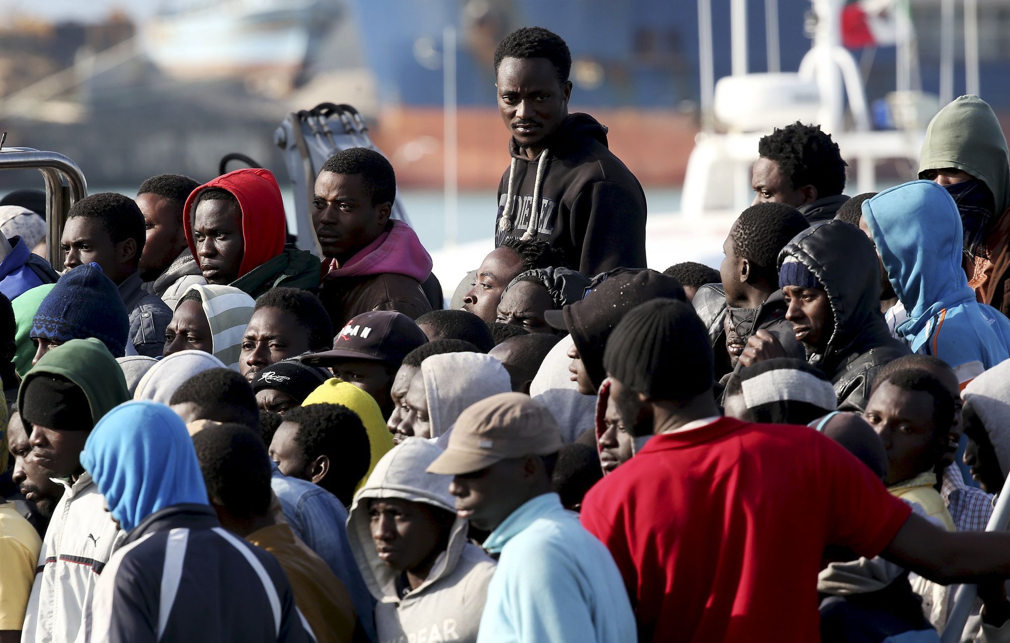 Afričtí uprchlíci v sicilském přístavu Catania.