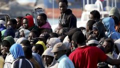 Afričtí uprchlíci v sicilském přístavu Catania.