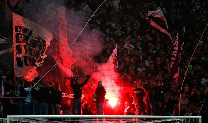 Frankfurt vs. Bordeaux, utkání Evropské ligy (fanoušci slaví gól)