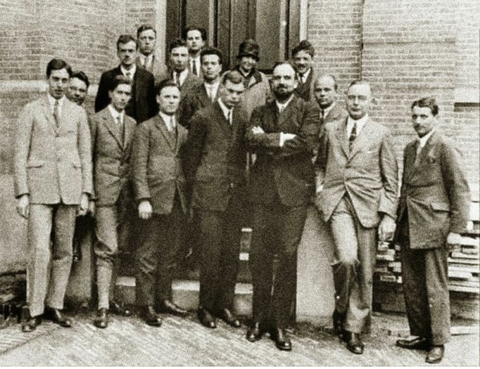 Fotografie pracovníků Laboratoře Heike Kamerlingh Onnesové v Leidenu, v Nizozemsku v roce 1926. Oppenheimer je na tomto snímku v prostřední řadě druhý zleva.