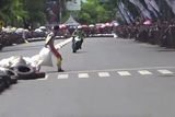 Drsnou pomstu přichystal motocyklista soupeři, který ho shodil při závodech v Indonésii. Při dalším průjezdu si na rivala počkal a hodil mu pod kola pytel sloužící původně jako zábrana...