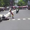 Šokující video silničního závodu v Indonésii