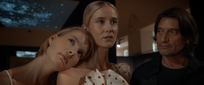 Zuzana Částková, Ivona Baković a Ivan Franěk ve filmu Kde končí láska.