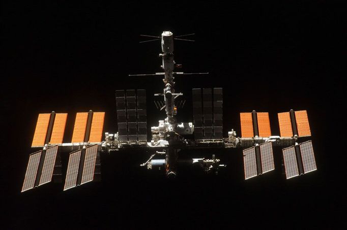 Mezinárodní vesmírná stanice ISS v hlubokém vesmíru. Snímek pořízen 7. března z raketoplánu Discovery poté, co se odpoutal od ISS a vydal na cestu na Zem.