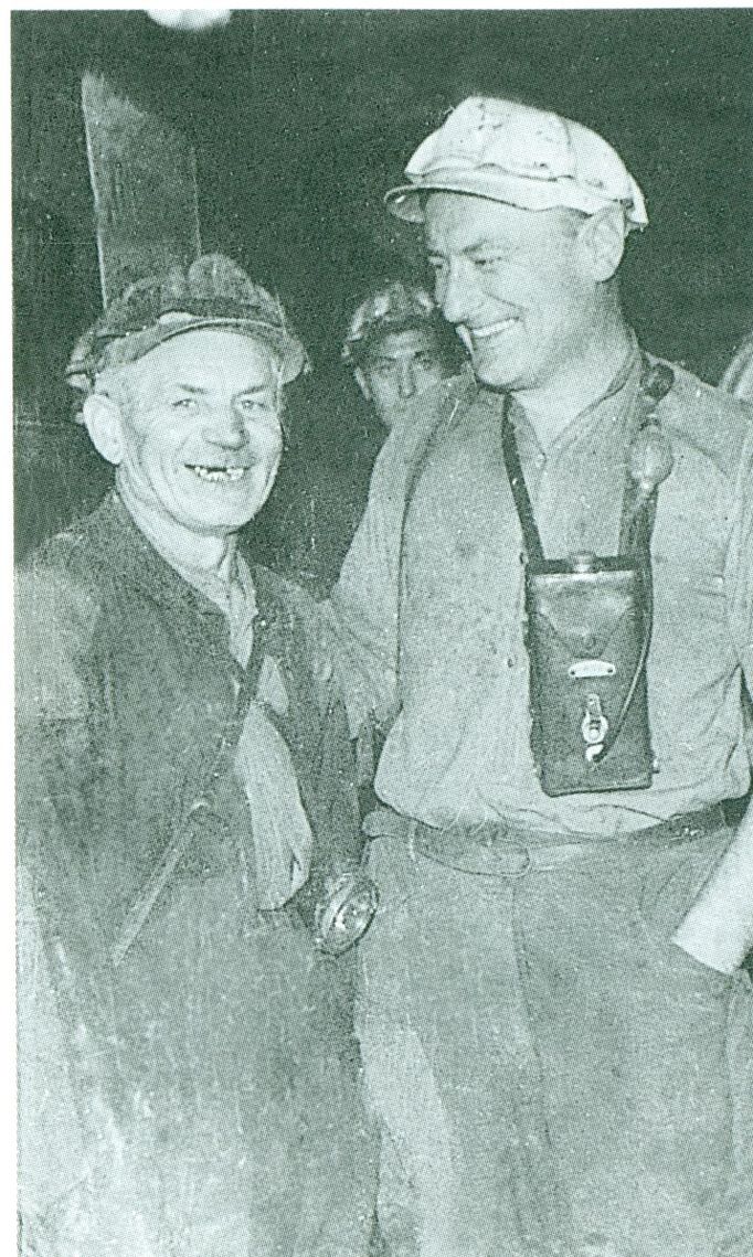 V roce 1950 byl „za zásluhy o vlast a národ“ Zdeněk Škarvada (vpravo) propuštěn z armády, degradován a vystěhován z bytu. Nakonec zakotvil v ostravských dolech.