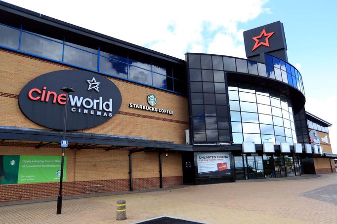 Cineworldu klesly tržby v přepočtu o 38 miliard korun, hodnota akcií spadla o 82 procent.