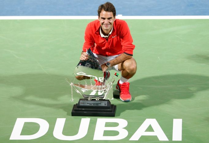 Roger Federer slaví triumf ve finále turnaje v Dubaji nad Tomášem Berdychem