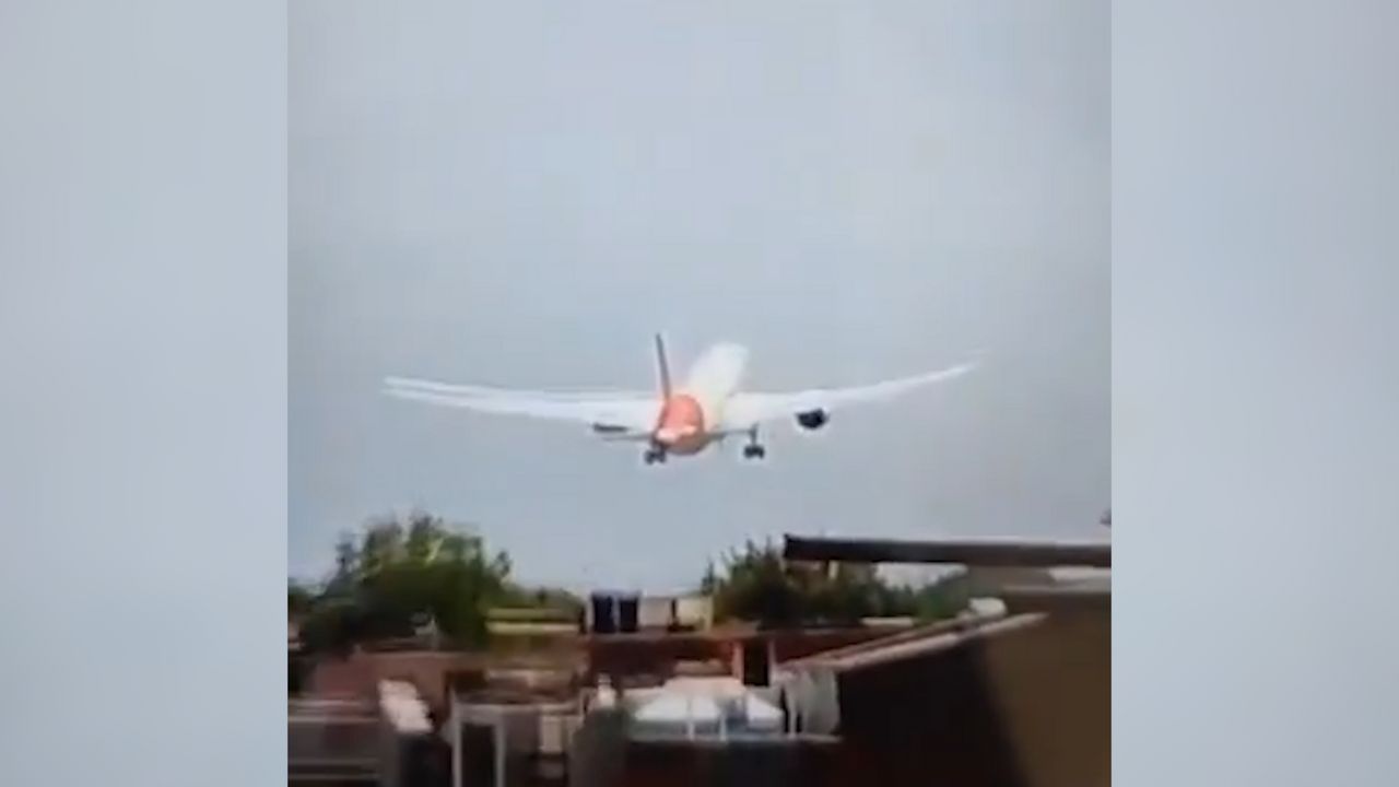 Na západě Indie se zřítilo letadlo Air India s 242 lidmi na palubě