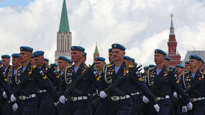 Ruští výsadkáři na vojenské přehlídce na Rudém náměstí.