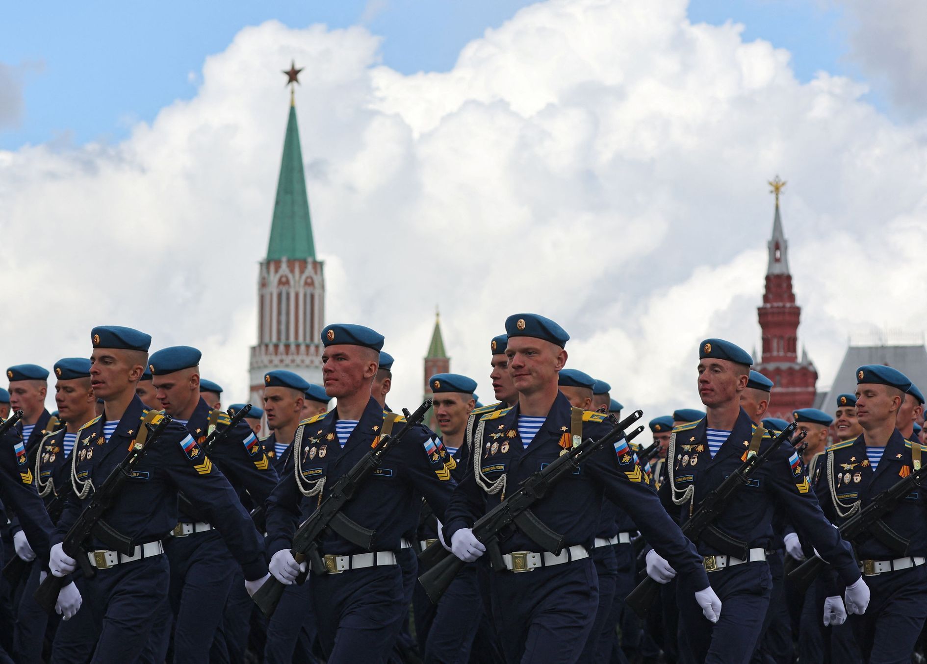 Rusko, vojenská přehlídka 2022, armáda, vojáci