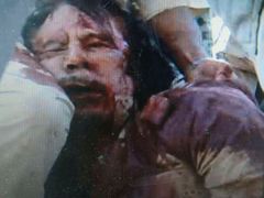 Na snímku pořízeném z videozáznamu by měl být podle agentury Reuters Muammar Kaddáfí.