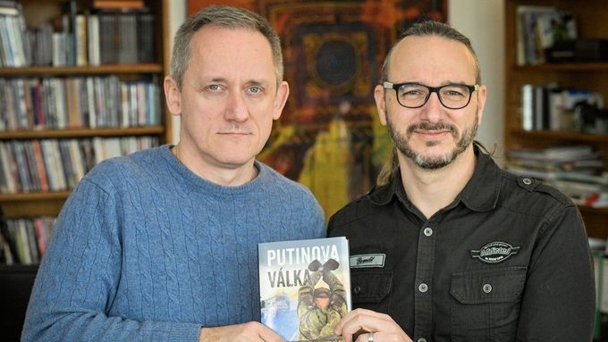 Michal Kubal a Jakub Szántó jsou jedněmi z více zpravodajů České televize, kteří se za poslední rok prostřídali na Ukrajině.