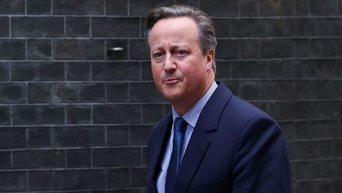 Nový britský ministr zahraničí David Cameron u Sunakova sídla v Downing Street.