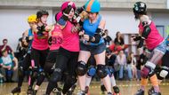 V drsném roller derby proti sobě bojují odvážné dívky na kolečkových bruslích