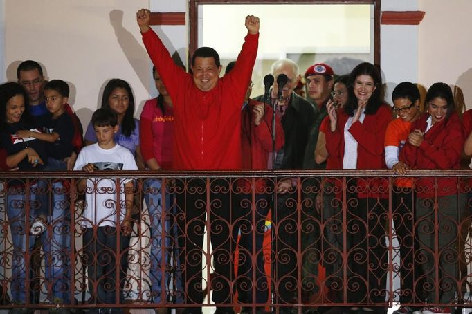 Venezuelan president Hugo Chavez celebrates from people's balcony at Miraflores Palace in Caracas October 7, 2012. Venezuela's socialist President Hugo Chavez won re-election in Sunday's vote with 54 percent of the ballot to beat opposition challenger Henrique Capriles. REUTERS/Jorge Silva (VENEZUELA - Tags: POLITICS ELECTIONS TPX IMAGES OF THE DAY) Published: Říj. 8, 2012, 4:20 dop.