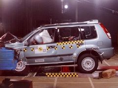 Nissan X-trail při crash testu.