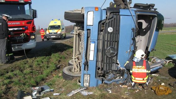 Řidiče uvězněného v náklaďáku vyprošťovali dvě a půl hodiny