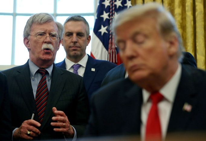 John Bolton (vlevo) a americký prezident Donald Trump (vpravo).