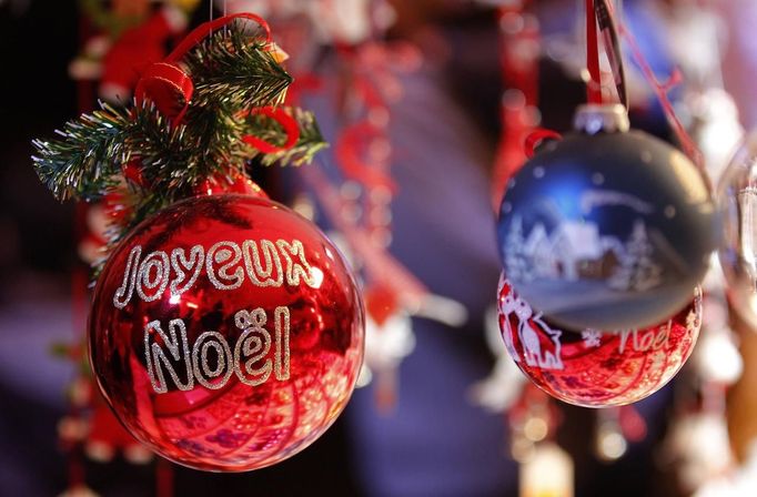 Christmas tree decorations are seen at the traditional Christkindelsmaerik (Christ Child market) near Strasbourg Cathedral November 24, 2012. Held annually since 1570, Strasbourg's Christ Child Market, known as the oldest French Christmas market, will be held until December 31. The slogan on the decoration reads "Merry Christmas". REUTERS/Vincent Kessler (FRANCE - Tags: BUSINESS CITYSPACE SOCIETY RELIGION TRAVEL) Published: Lis. 24, 2012, 6:56 odp.