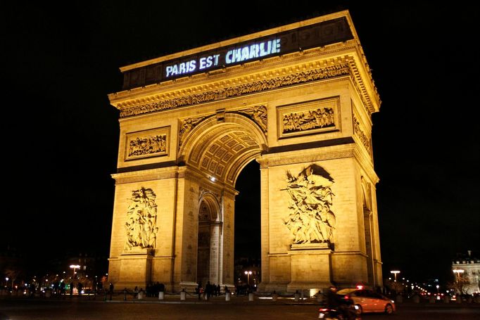 "Paříž je Charlie," hlásá nápis na Vítězném oblouku ve francouzské metropoli.