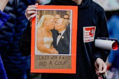 "Cítím, že potřebujeme bránit demokracii." V USA začaly demonstrace proti Trumpovi