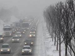Vytrvalé sněžení zablokovalo dopravu na řadě dálnic