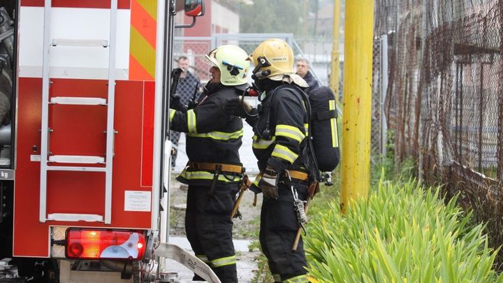 U Příbrami nouzově přistává letadlo, má poškozený podvozek. Na místě zasahují hasiči
