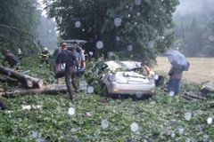 Přišly další bouře, hasiči evakuovali tábor