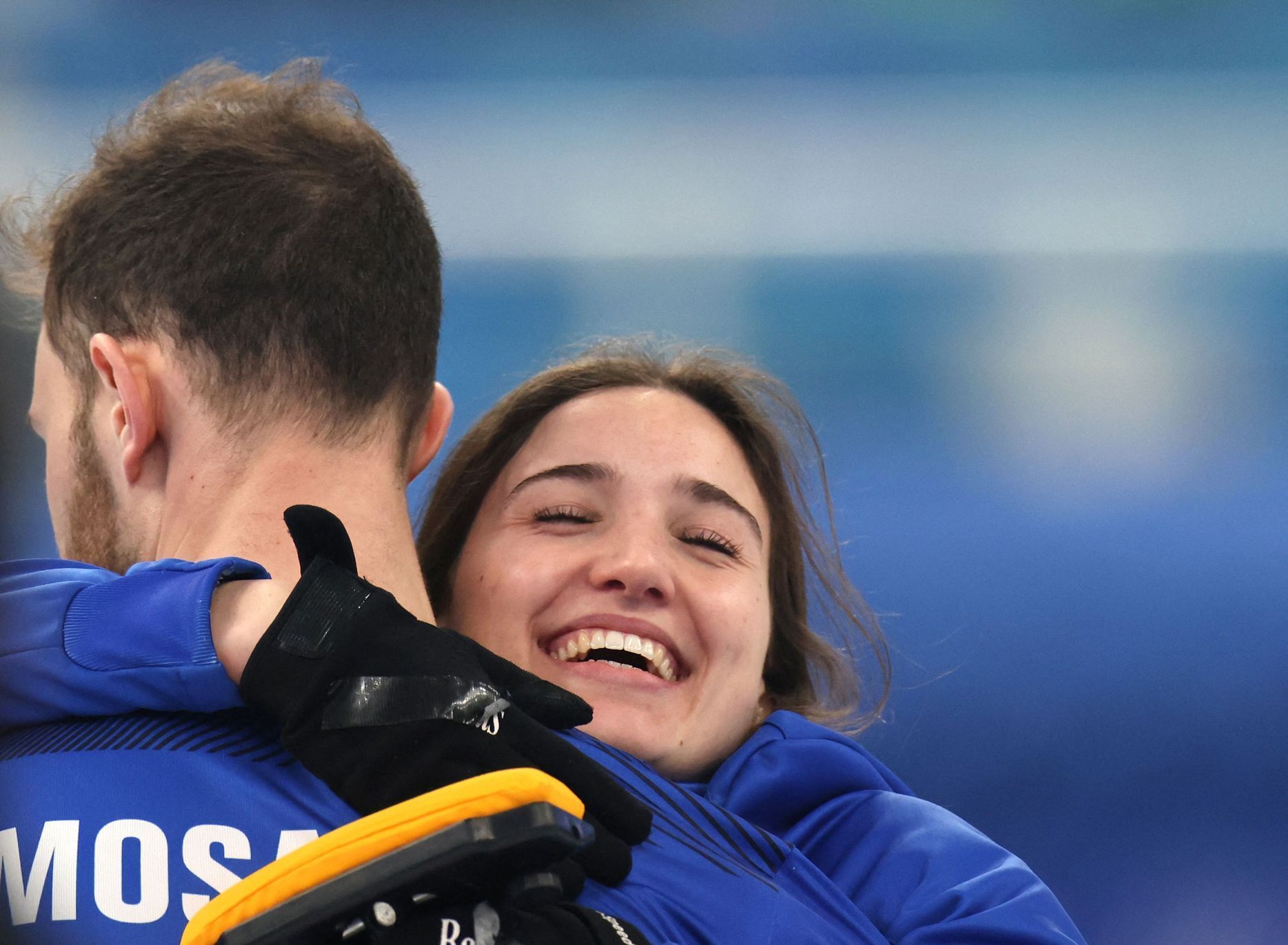 Stefania Constantiniová se raduje z olympijského zlata v curlingovém mixu