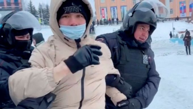 Policie zasahuje proti demonstrantům v ruském městě Ufa v autonomním Baškirsku, 19. leden 2023.